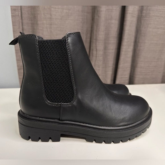 NWB, Soda “Pilot” lug sole chelsea ankle boot, size 6 - Picture 2 of 6